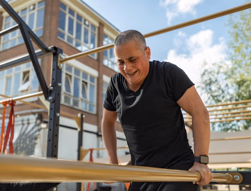 Dip op de calisthenics-rek bij Gustafit in Groningen