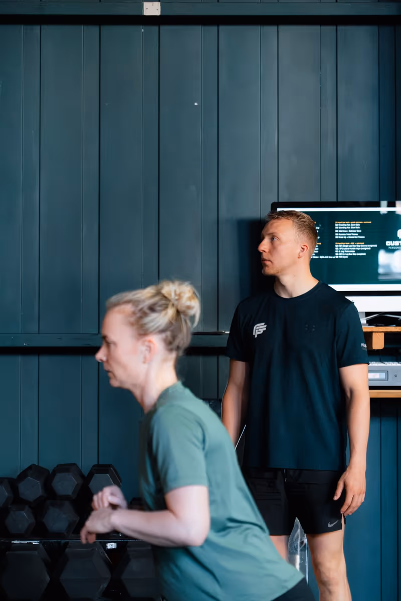 Lifestyle coach in Groningen in gesprek met een lid
