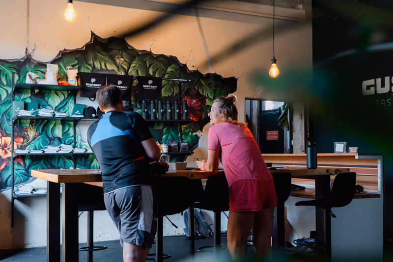 Lifestyle coaching Groningen: leden aan de bar bij Gustafit