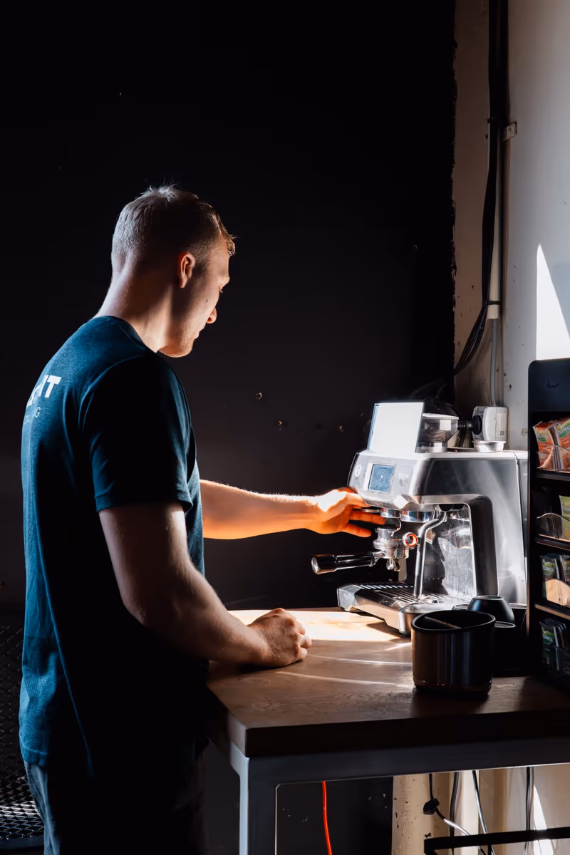 Voedingscoach Groningen aan de bar in de Gustafit studio