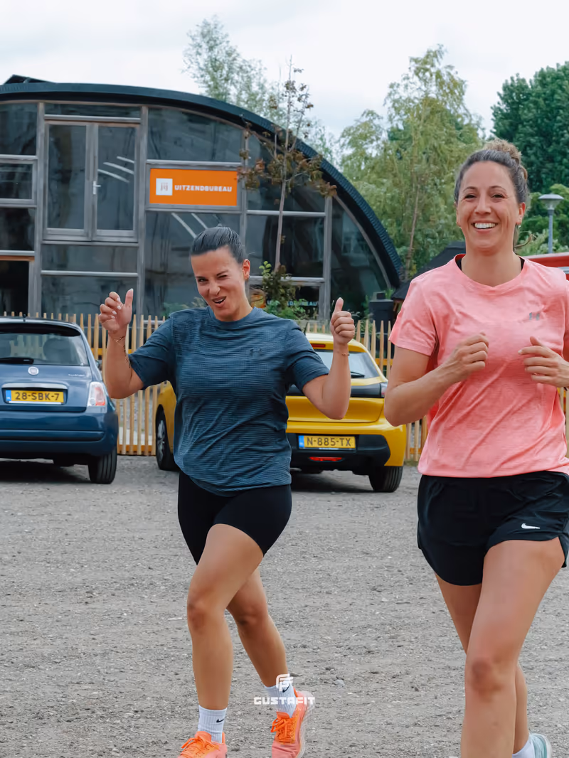 Sled push tijdens de HYROX Simulation bij Gustafit in Groningen