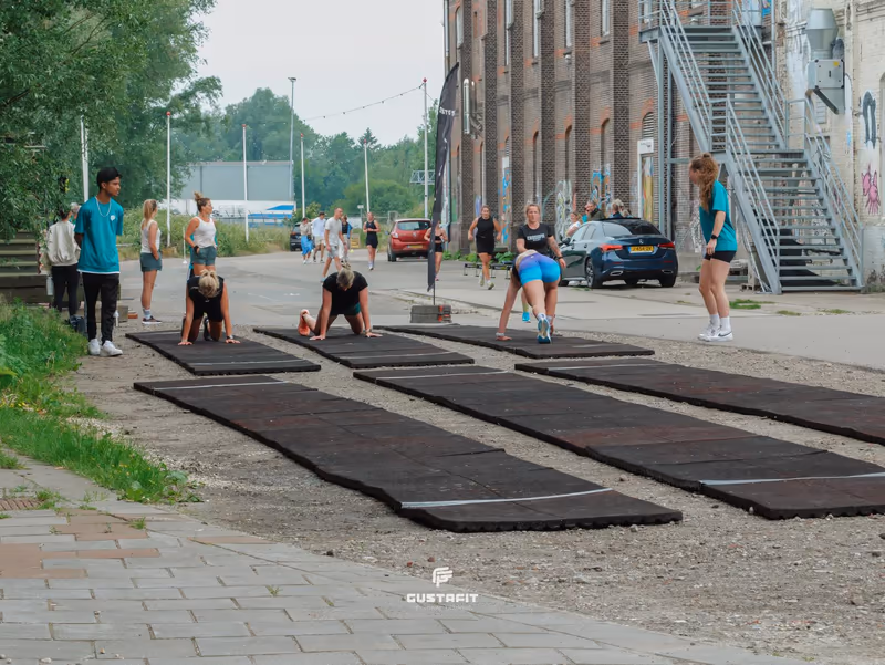 Burpee broad jumps op de matten tijdens de HYROX Simulation