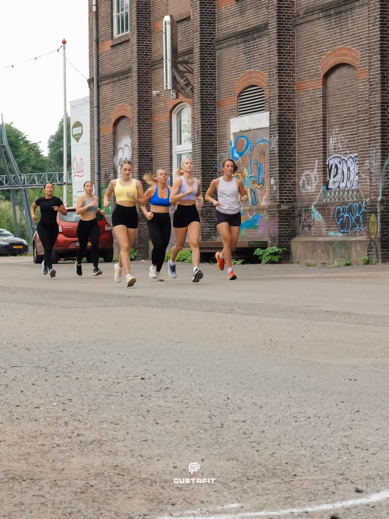 Sporters trainen snelheid op het Suikerterrein bij Gustafit in Groningen
