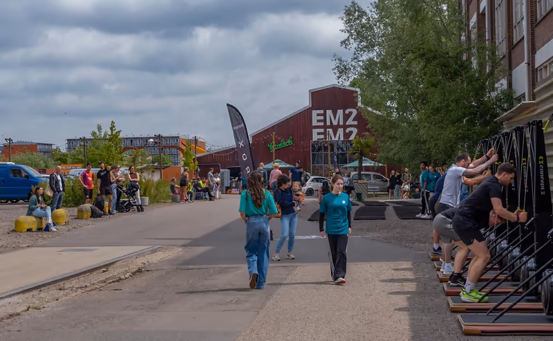 Publiek langs de baan bij de HYROX Simulation op het Suikerterrein