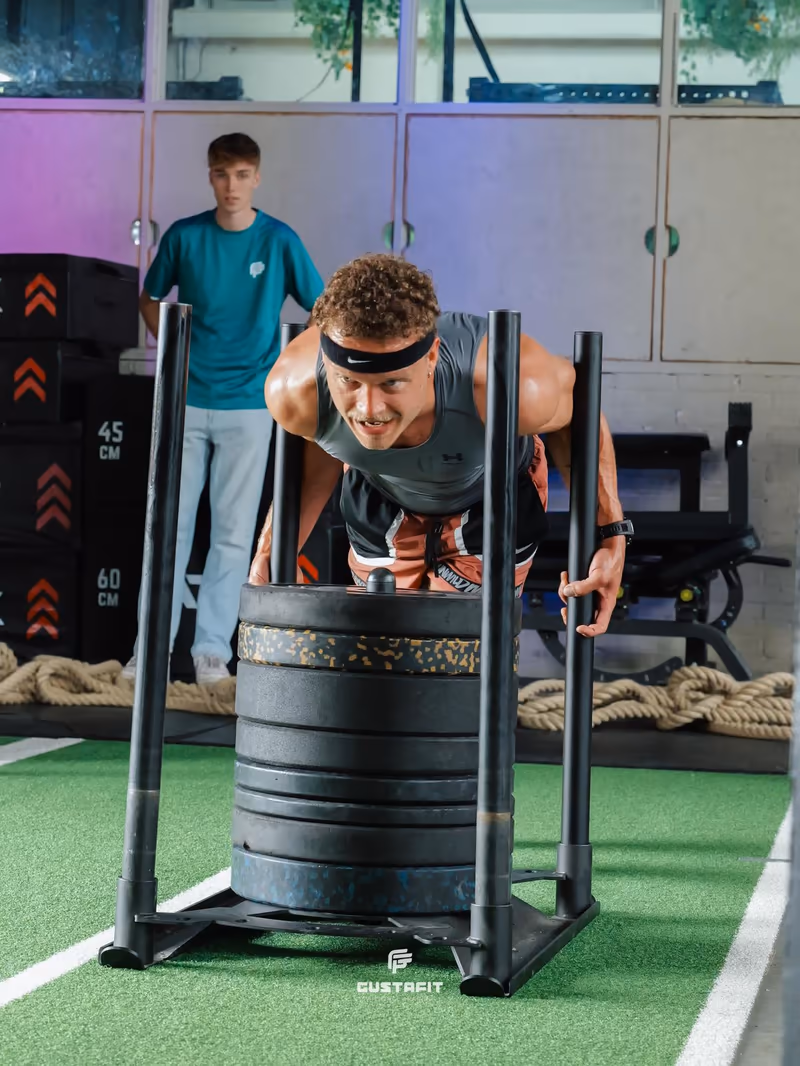 Sled push tijdens de HYROX Simulation bij Gustafit in Groningen