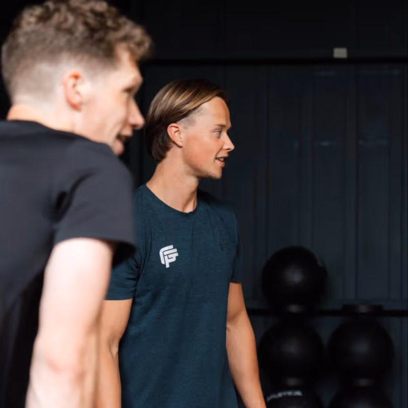 Recovery & Performance Coach begeleidt een sporter bij Gustafit in Groningen