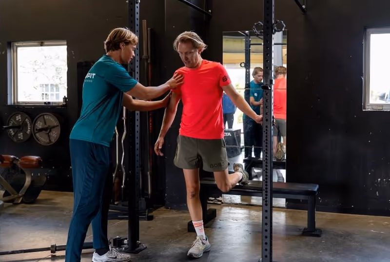 Tim Wiersma test de belastbaarheid van een sporter tijdens de Recovery Analyse bij Gustafit in Groningen