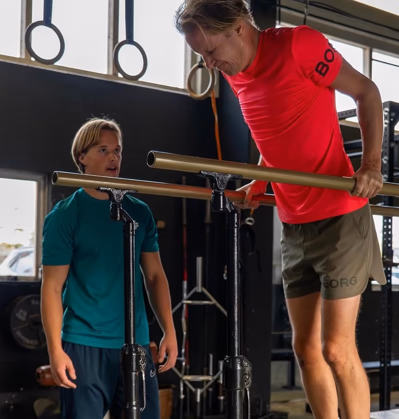 Coach begeleidt een sporter tijdens hersteltraining bij Gustafit in Groningen
