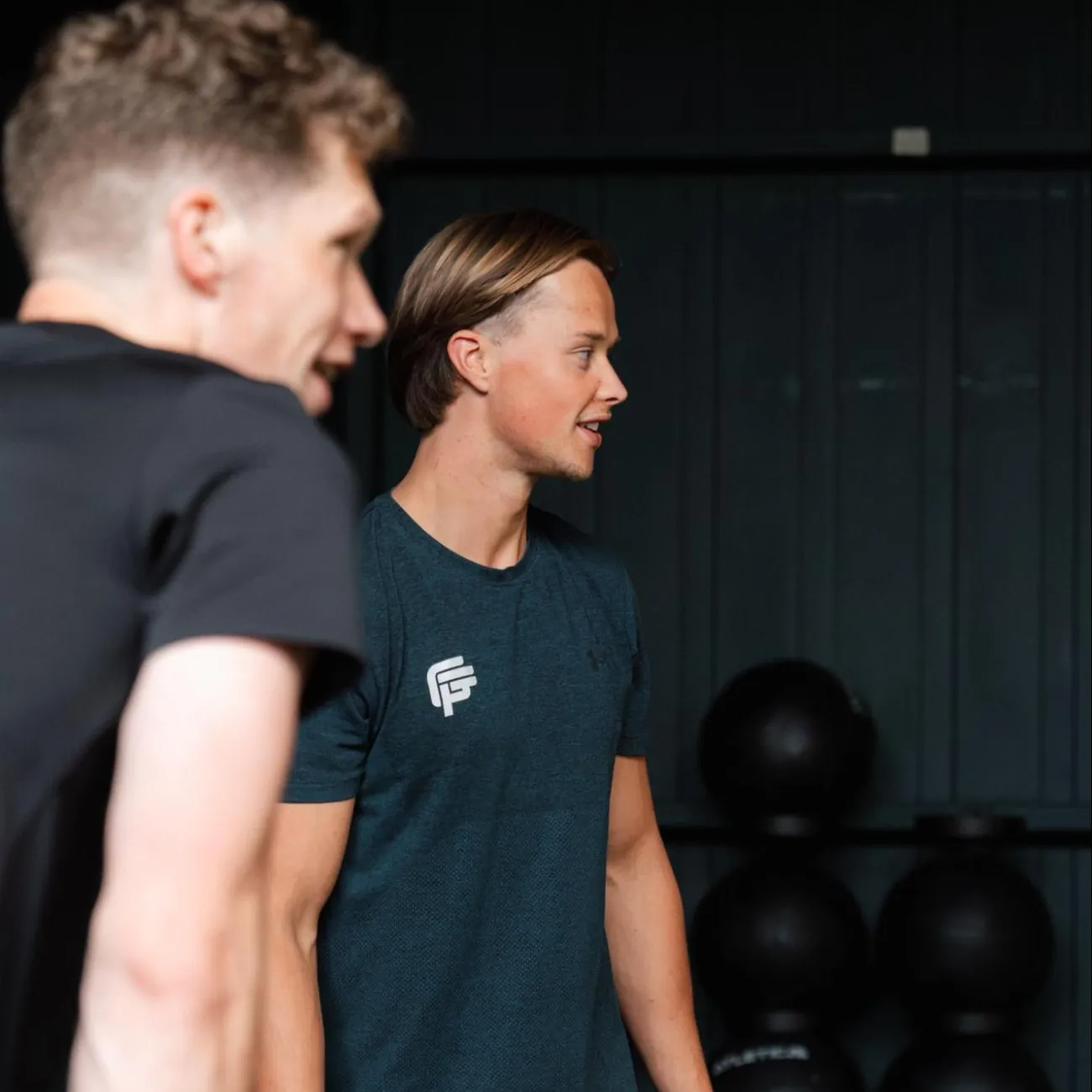 Fysiotherapeut van Gustafit begeleidt een sporter in Groningen