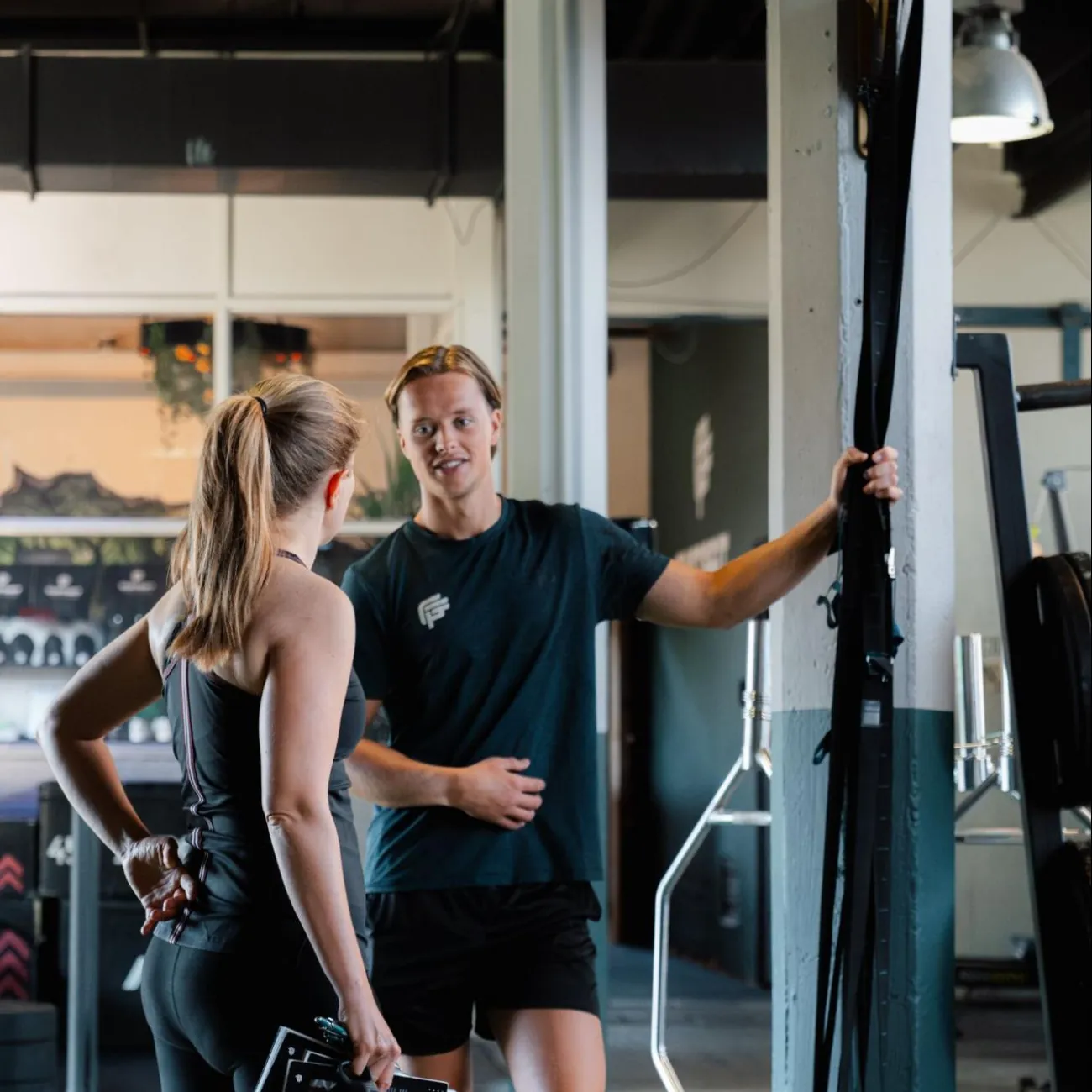 Fysiotherapeut begeleidt een client tijdens een Recovery traject in Groningen